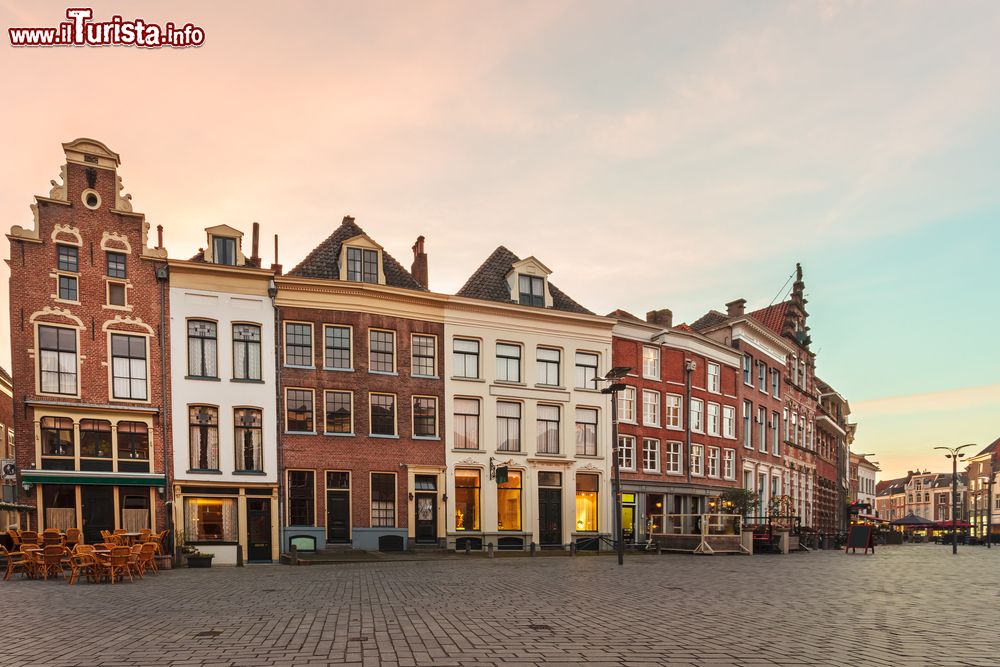 Immagine Fila di case antiche nel centro storico di Zutphen fotografate al tramonto, Olanda. Fra le curiosità che caratterizzano questa città vi è quella per cui gli edifici storici non sono contrassegnati da numeri civici ma da nomi incisi su piccole targhe in pietra.