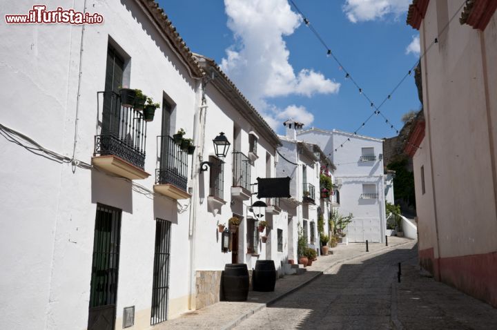 Immagine Passeggiando per le vie del centro di Zahara de la Sierra, il piccolo borgo andaluso con le tradizionali case bianche - © Israel Hervas Bengochea / Shutterstock.com