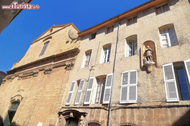 Immagine Case nel centro storico di Aix-en-Provence, Francia - Eleganti palazzi si affacciano sulle vie del cuore cittadino rendendo Aix en Provence una perfetta meta per gli appassionati di architettura © Inu/ Shutterstock.com