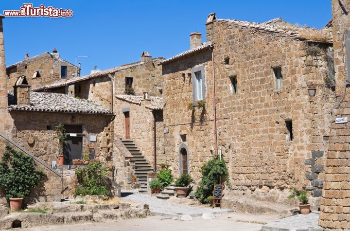 Immagine Case nel centro storico di Civita di Bagnoregio, Viterbo. Il vecchio paese è iscritto fra i borghi più belli d'Italia: grazie alla sua particolare posizione geografica e al suo impianto medievale, ogni anno è meta di numerosi turisti oltre ad essere stato spesso utilizzato come set cinematografico. Dal Giugno 2013 l'ingresso al borgo costa 1,50 Euro a persona - © Mi.Ti. / Shutterstock.com