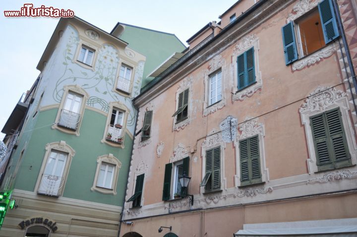 Immagine Case del centro storico di Loano (Liguria) - © s74 / Shutterstock.com