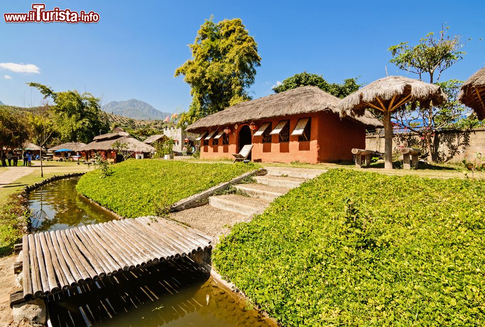 Immagine Case cinesi costruite con argilla su una collina del villaggio di Santichon nella città di Pai (provincia di Mae Hong Son), Thailandia.