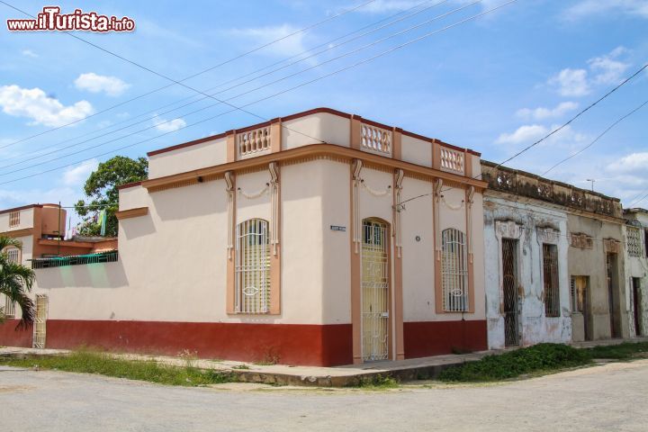 Immagine Case coloniali a Camaguey, Cuba -  Una tipica abitazione dall'architettura coloniale nel centro della città © Elliotte Rusty Harold / Shutterstock.com