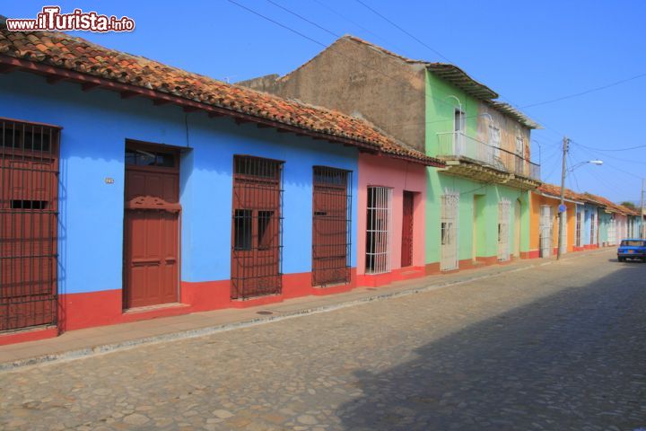 Immagine Case coloniali a Trinidad, Cuba - le case di Trinidad, in particolare della città vecchia, sono famose per i loro splendidi colori sgargianti, perfettamente in armonia con l'anima, il modo di vivere e la contagiosa allegria di Cuba e dei suoi abitanti. - © Rudolf Tepfenhart / Shutterstock.com