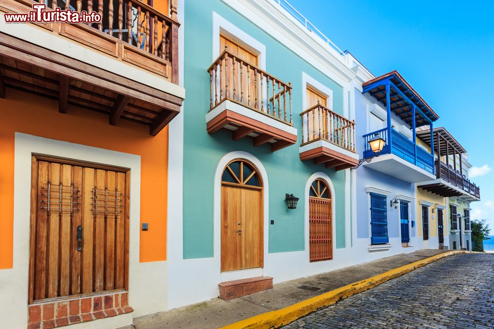 Immagine Case coloniali affacciate su una stradina di San Juan, Porto Rico (Stati Uniti d'America).