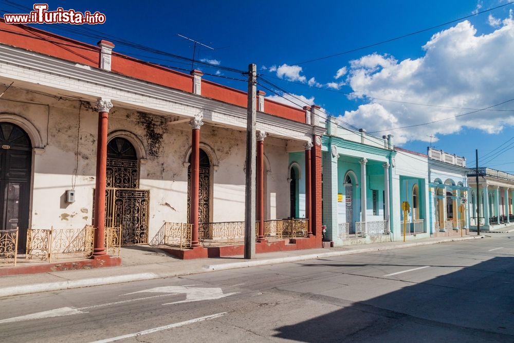 Immagine Case coloniali tradizionali nel centro di Guantánamo, nell'estremo oriente dell'isola di Cuba.