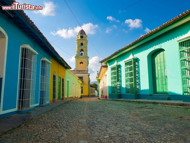 Immagine Luci e ombre nelle strade di Trinidad, Cuba - una caratteristica distintiva di Trinidad, che la rende una delle città più affascinanti e visitate di Cuba, è la presenza di splendide case coloniali perfettamente conservate nel centro storico della città: una testimonianza davvero suggestiva di quella che fu l'epoca del colonialismo spagnolo nei caraibi. 