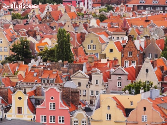 Immagine Case colorate a Gdansk (Danzica), Polonia: le tonalità pastello dominano la scena delle strade in cui sorgono i caratteristici edifici alti e stretti di Danzica. - © Karol Kozlowski / shutterstock.com