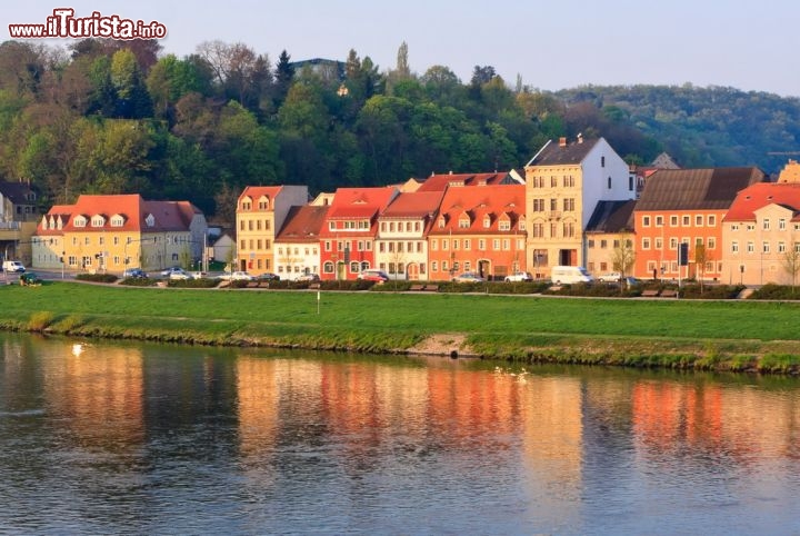 Immagine Le case colorate di Meissen si specchiano sulle acque del fiume Elba in Sassonia (Germania) - © Xseon / Shutterstock.com