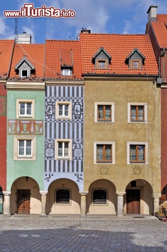 Immagine Particolare delle case colorate a Poznan, Polonia - Si trovano nella città vecchia, su Old Market Square, questi bei palazzi dalle facciate variopinte. Rappresentano un vero e propro unicum in Europa