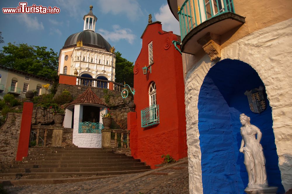 Immagine Case colorate a Portmeirion, Galles del Nord, UK. Il centro di questo paesino è caratterizzato da costruzioni con facciate tinteggiate.