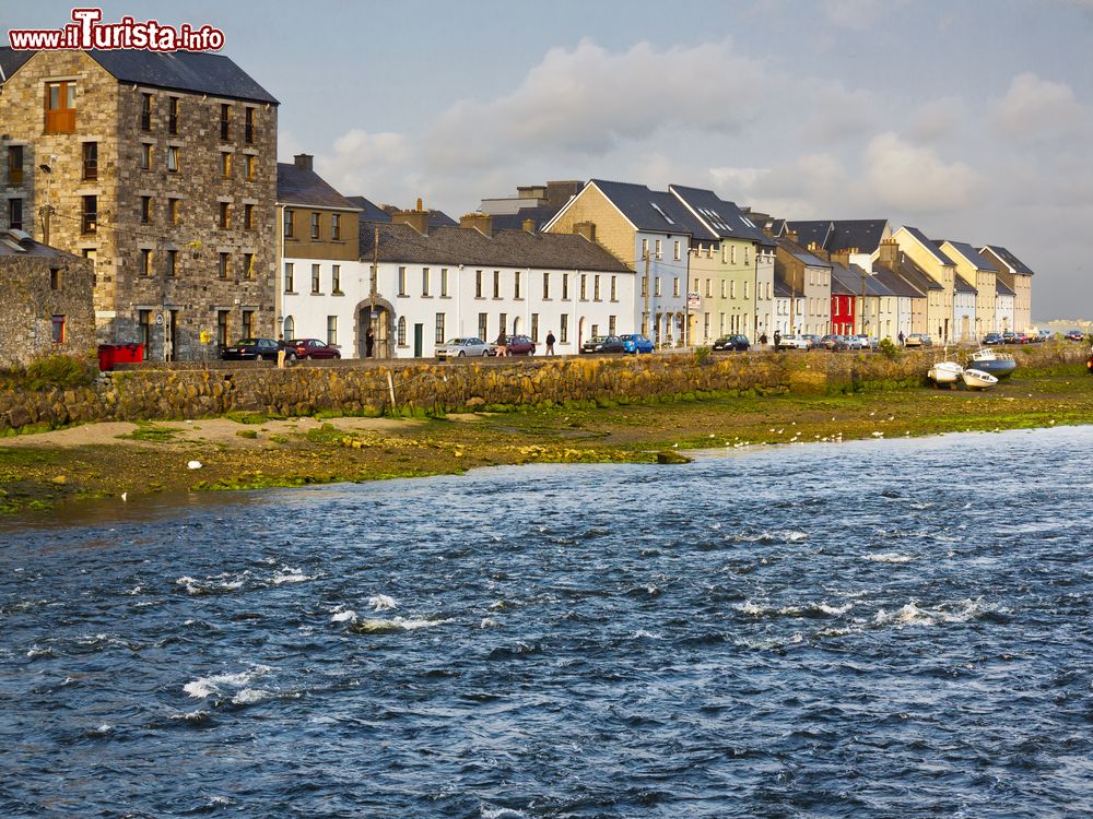 Immagine Case colorate a The Long Walk, Galway, Irlanda. Questa zona della cittadina irlandese è nota come The Long Way: una passeggiata permette di scoprirne le abitazioni dalle facciate variopinte oltre che i suggestivi angoli nascosti.