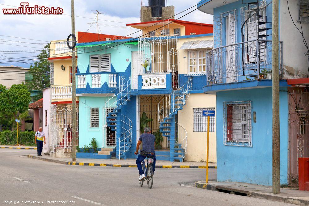 Immagine Case colorate affacciate su una strada di Holguin, Cuba. Con la sua architettura pittoresca Holguin è una delle mete turistiche più frequentate dell'isola - © alexsvirid / Shutterstock.com