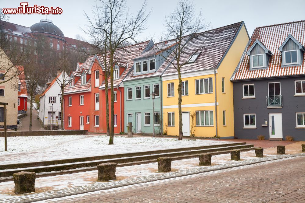 Immagine Case colorate attorno a una piazza nel centro storico di Flensburg, nel nord della Germania.