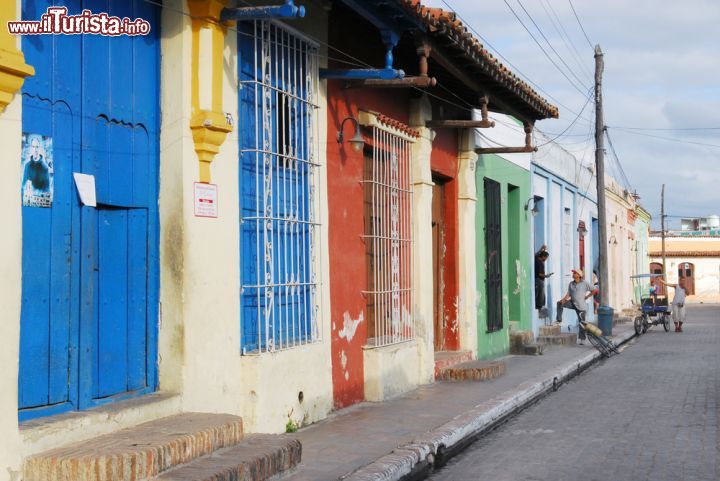 Immagine Case colorate nel centro di Camaguey, Cuba - Le facciate variopinte che caratterizzano il centro storico di Camaguey che dal luglio 2008 è stata dichiarata patrimonio mondiale dall'Unesco © Regien Paassen / Shutterstock.com