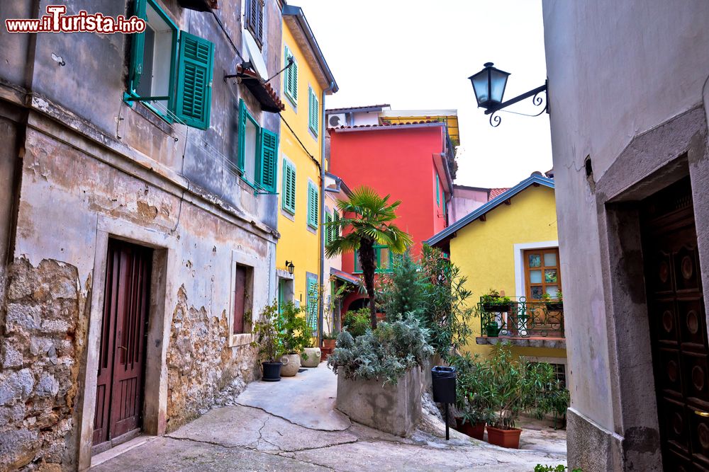Immagine Le case colorate del vecchio centro storico di Lovran, Croazia.