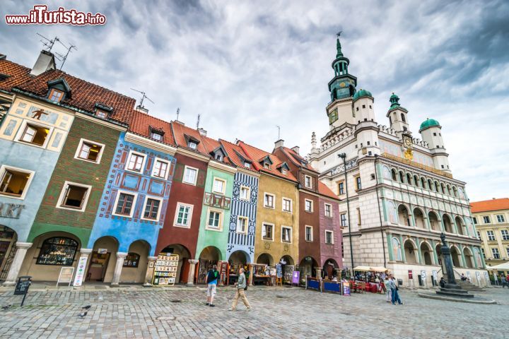 Immagine Abitazioni colorate in piazza a Poznan, Polonia - Facciate dai colori pastello con decorazioni di vario genere per gli edifici storici che si affacciano sulla celebre Old Market Place, uno dei luoghi simbolo di Poznan © In Green / Shutterstock.com