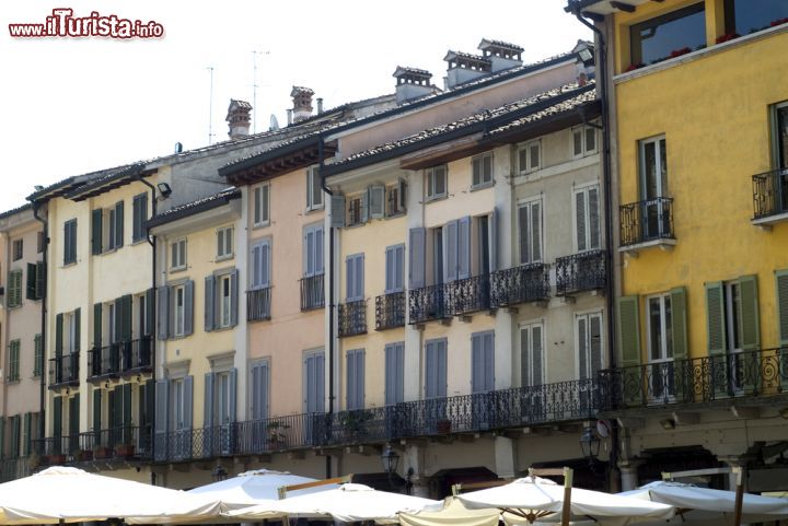 Immagine Le case colorate della piazza di Crema e le bancarelle del mercato- © Claudio Giovanni Colombo / Shutterstock.com