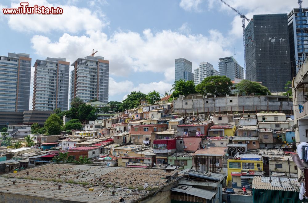 Immagine Le case colorate della popolazione più povera di Luanda, Angola. Questi ghetti assomigliano alle favelas del Brasile. Sullo sfondo, il forte contrasto che i palazzi abitati dai ricchi.