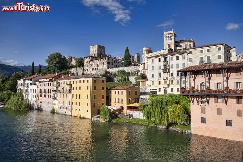 Immagine Le case colorate di Bassano del Grappa con il castello degli Ezzelini sullo sfondo, Veneto. Questa fortificazione medievale ha forma a quadrilatero con muri alti da 7,50 a 13,50 metri.