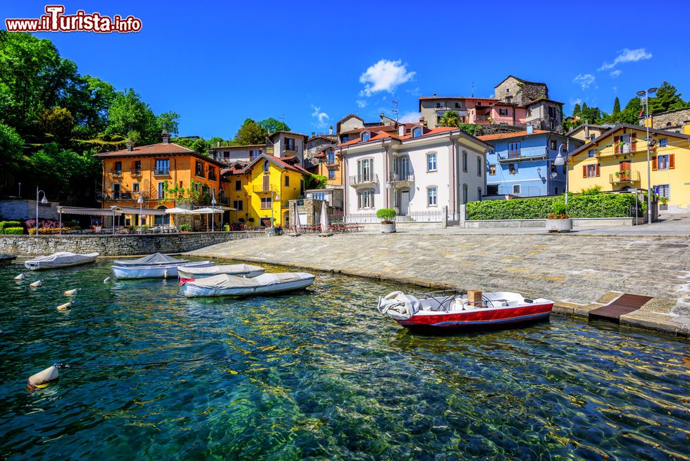 Immagine Le case colorate di Mergozzo con il suo lago, Piemonte.