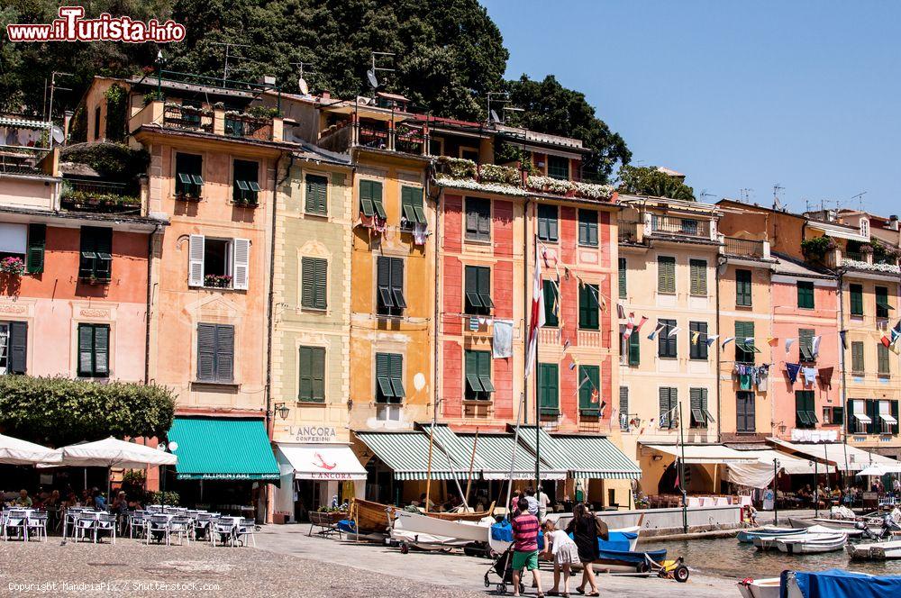 Immagine Le case colorate di Portofino affacciate sul mare, Genova, Liguria - © MandriaPix / Shutterstock.com
