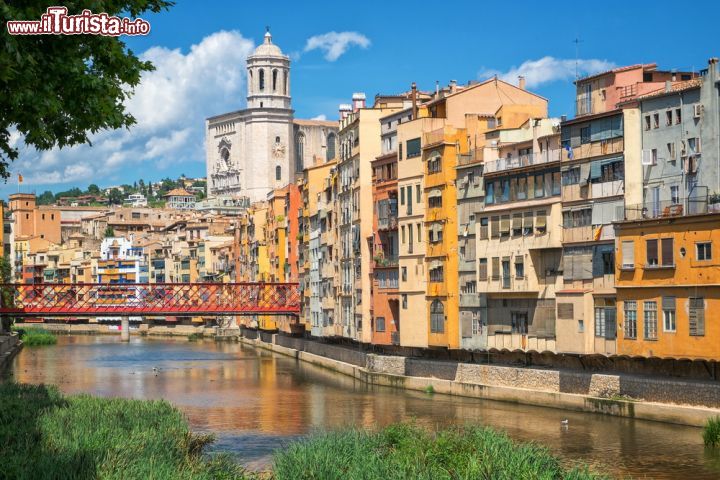 Immagine L'immagine da cartolina classica di Girona (Spagna), con le case che si affacciano sulle acque del fiume Onyar e la sagoma della cattedrale di Santa Maria sullo sfondo - foto © Boris Stroujko / Shutterstock.com