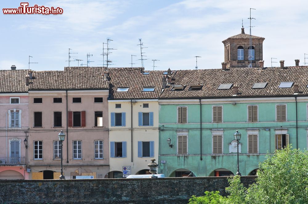 Immagine Case colorate lungo il fiume a Colorno borgo Emilia-Romagna