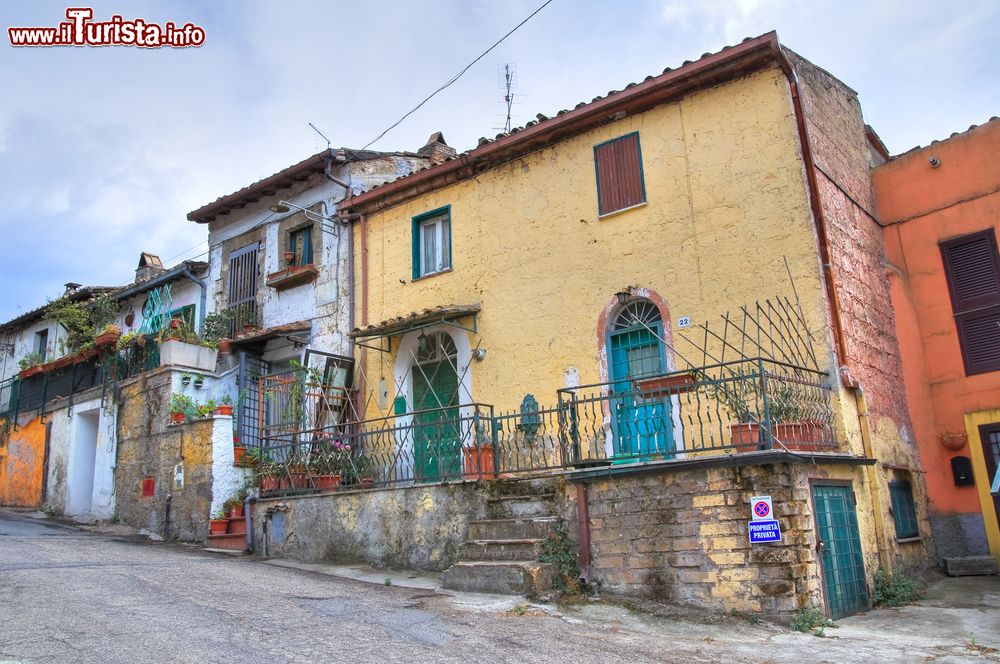 Immagine Case colorate nel borgo di Calcata nel Lazio.