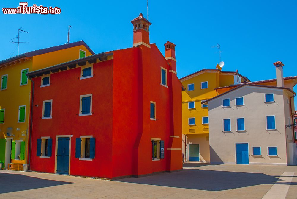 Immagine Case colorate nel centro storico di Caorle, Veneto. Chiuso al traffico, il cuore di questa località alle porte di Venezia è un vero e proprio museo all'aperto con calli e campielli che creano una suggestiva atmosfera.