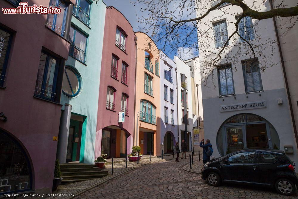 Immagine Case colorate nel quartiere Schnoorviertel di Brema, Germania. Abitato in origine da pescatori, questo quartiere ha oggi un carattere prevalentemente turistico e ospita negozi, bar, ristoranti e alberghi - © yegorovnick / Shutterstock.com