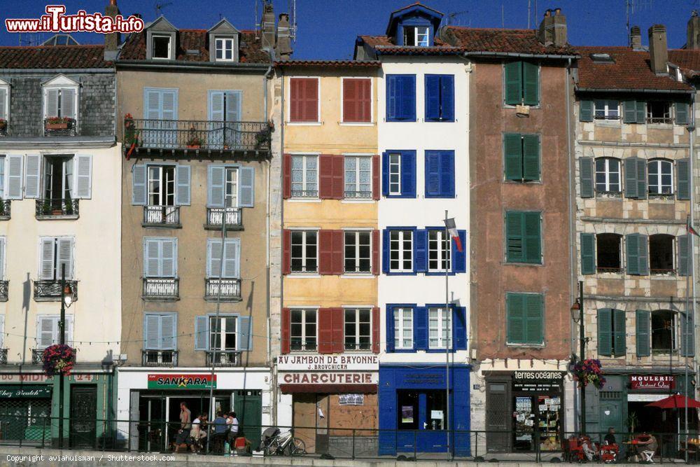 Immagine Case colorate nella città di Bayonne, Francia. Questi edifici si affacciano sul fiume Nive, corso d'acqua che si snoda per circa 80 km dopo aver avuto origine nei Pirenei - © aviahuisman / Shutterstock.com