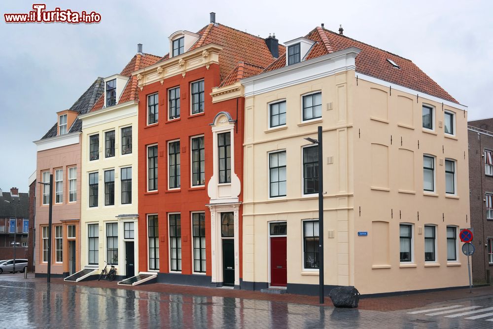Immagine Case colorate nella città di Vlissingen, sud ovest dei Paesi Bassi. La cittadina si trova sull'isola di Walcheren, nota per la sua particolare forma a rombo.