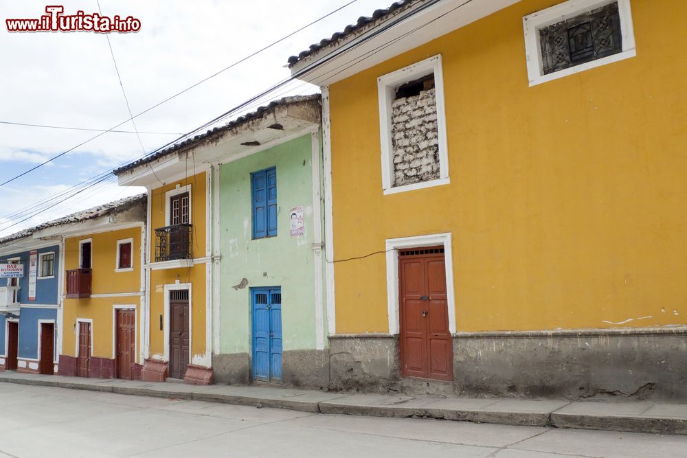 Immagine Case colorate nella piccola città di Chavin de Huantar nei pressi di Huaraz, Perù. Siamo nella regione di Ancash suddivisa in 20 province composte di 165 distretti.