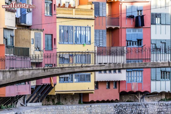 Immagine Le case colorate sul fiume Onyar a Girona - foto © Kiev.Victor / Shutterstock.com