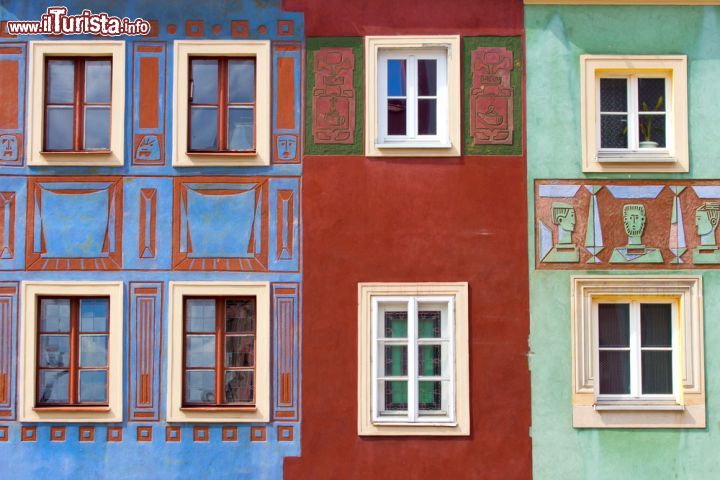 Immagine Case colorate nella piazza di Poznan, Polonia - Le variopinte facciate delle abitazioni che si affacciano sulla piazza principale di Poznan, quarta più grande città della Polonia e terza fra le più visitate dai turisti © Radoslaw Maciejewski / Shutterstock.com