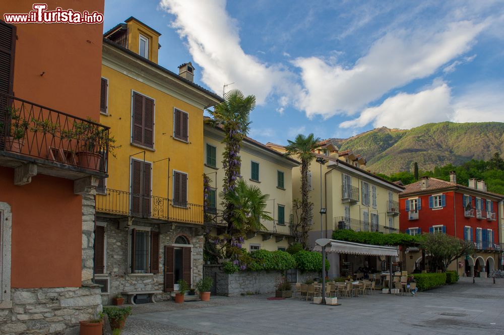 Immagine Case colorate sul lago di Mergozzo, Piemonte. Questo grazioso Comune è considerato la porta meridionale della Val d'Ossola.