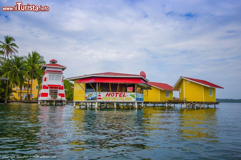 Immagine Case colorate sulla riva dell'isola di Colon, Bocas del Toro, Panama. Bocas del Toro è anche la capitale del Caribe a ovest di Panama - © Fotos593 / Shutterstock.com