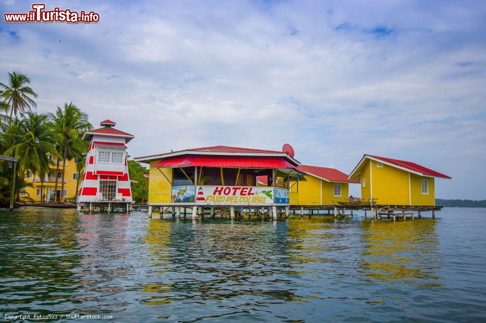 Immagine Case colorate sulla riva dell'isola di Colon, Bocas del Toro, Panama. Bocas del Toro è anche la capitale del Caribe a ovest di Panama - © Fotos593 / Shutterstock.com