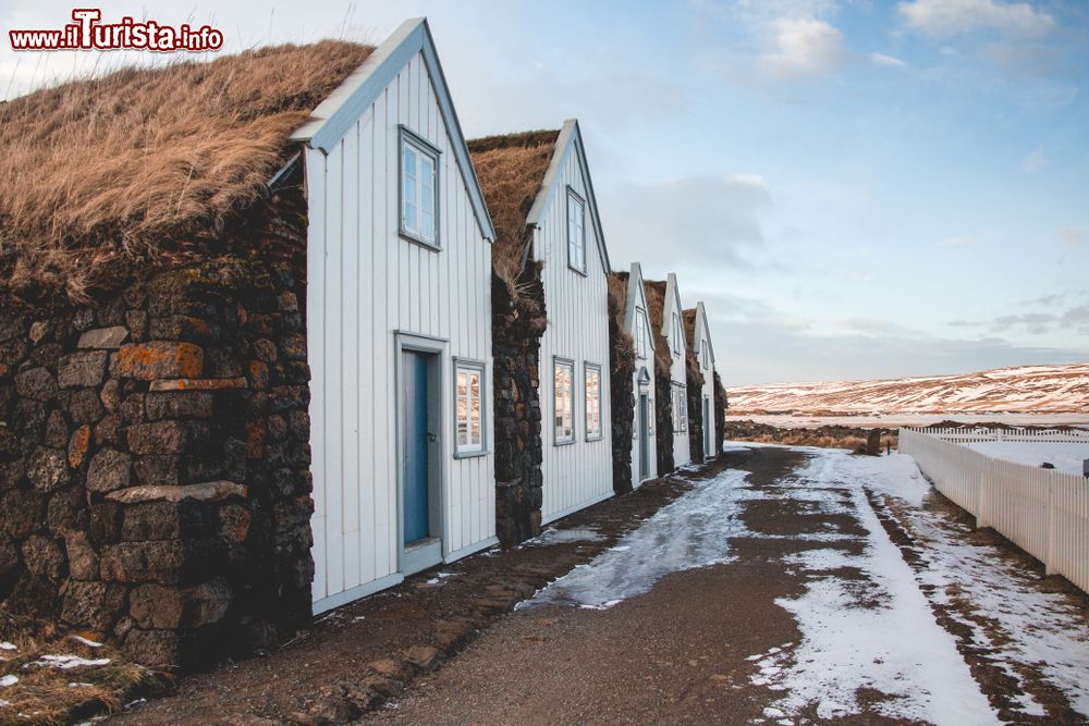 Immagine Tipiche case con il tetto di torba a Husavik, in Islanda.