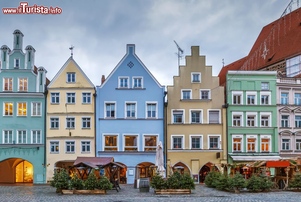 Immagine Case dai toni pastello nel centro storico di Landshut, Germania.