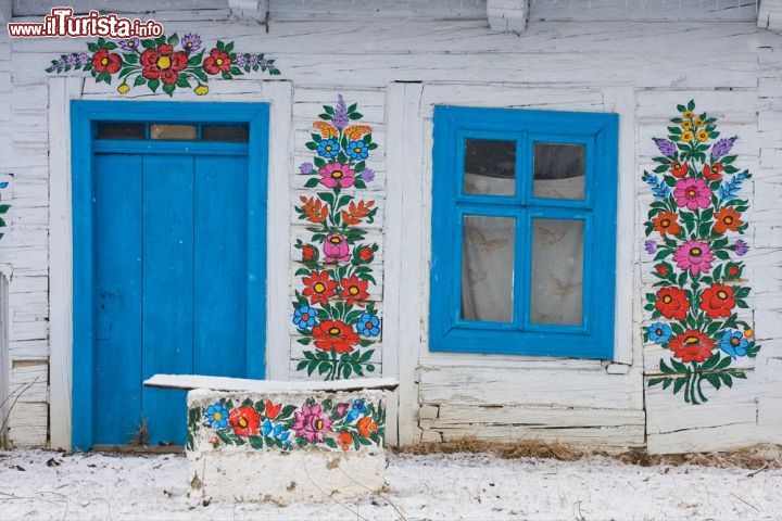 Immagine Nel villaggio di Zalipie (Polonia) le donne sono solite decorare da oltre 100 anni le proprie case con motivi floreali, sia alll'interno che sui muri esterni - foto © aniad / Shutterstock.com