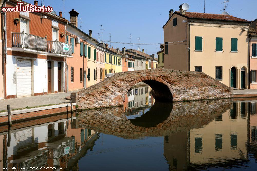 Immagine Case del borgo di Comacchio riflesse nell'acqua dei suoi canali, provincia di Ferrara, Emilia-Romagna. E' uno dei centri maggiori del delta del Po - © Paolo Trovo / Shutterstock.com