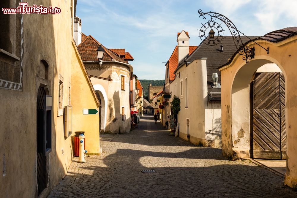Immagine Case del centro storico di Durnstein affacciate su una viuzza, Austria. Accessibili solo alle automobili dei residenti, le vie del centro (quasi tutte in salita) sono visitabili solo a piedi.