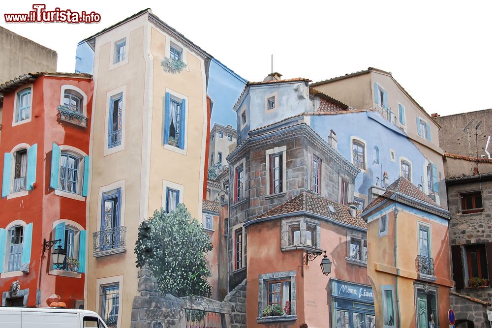 Immagine Case del centro storico di Pezenas decorate con affreschi dai colori pastello, Francia.