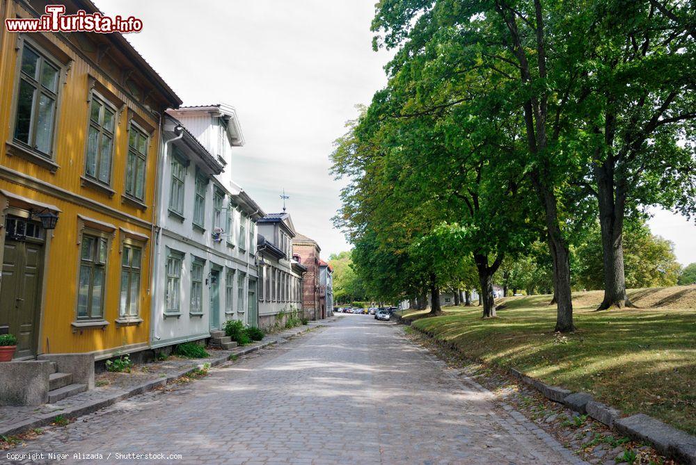 Immagine Case di epoca medievale nella parte vecchia di Fredrikstad, Norvegia. Siamo nella contea di Ostfold, alla foce del fiume Glomma - © Nigar Alizada / Shutterstock.com