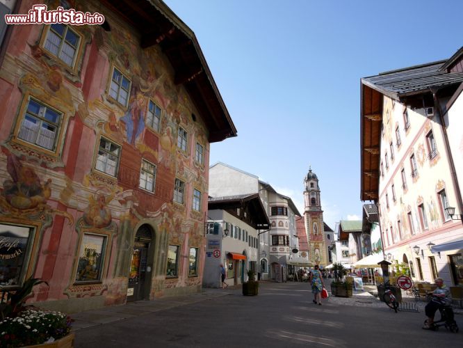 Immagine Case dipinte nel centro di Mittenwald, Germania: il borgo è noto anche come Luftlmalerei. Le sue costruzioni sono abbellite da affreschi dal XVIII° secolo - © icyyoke / Shutterstock.com