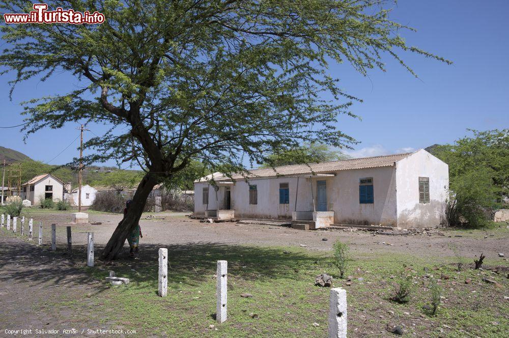 Immagine Le case dove vivevano le famiglie delle guardie al di fuori dei campi di prigionia. Siamo a Santiago, nell'arcipelago di Capo Verde - © Salvador Aznar / Shutterstock.com