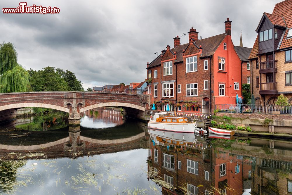 Immagine Case e barche sul fiume Yare a Norwich, Norfolk, Inghilterra.