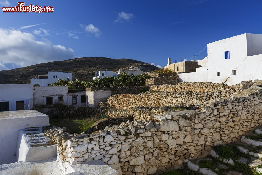 Immagine Case e giardini nel villaggio di Chora sull'isola di Sikinos, Grecia.